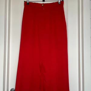 Röd elegant maxi kjol - Elegant kjol, säljer för att jag inte har användning för den