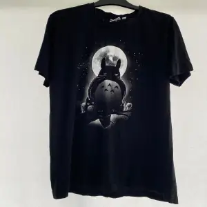 My Neighbor Totoro tshirt. Köpt på Närcon.  Storlek: M. Bra skick. Hör av er vid eventuella frågor!!