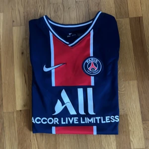 Psg tröja - Tjena säljer min psg tröja, den är välanvänd men har bra kvalitet. Säljer den då jag inte använder den längre, storlek 147-158. Hör av er vid funderingar🤝.