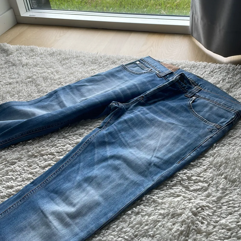 Tjena! Säljer nu ett par riktigt feta Dondup jeans i strl:33!! Skicket är som nytt det finns knappt några tecken på användning!! Självklart äkta!! Det är bara höra av dig vid minsta lilla fråga!!🙌🏼. Jeans & Byxor.