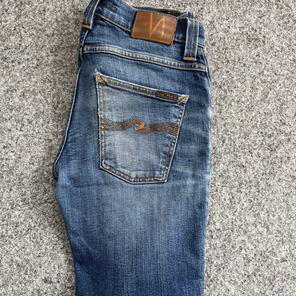 Nudie jeans | Utmärkt skick | Midjemåttet är 34 cm och längden är 100 cm | Nypriset ligger på 1499 | Fraktas spårbart via portnord eller instabox | Hör av dig vid frågor!☺️. Jeans & Byxor.