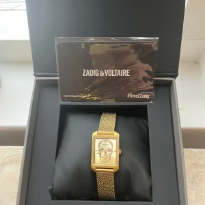Zadig & Voltaire klocka - Jättefin klocka från Zadig & Voltaire i bra skick! Någon repa på glaset men inget man lägger märke till, inköpt för 2250 kr. Använd fåtal gånger!