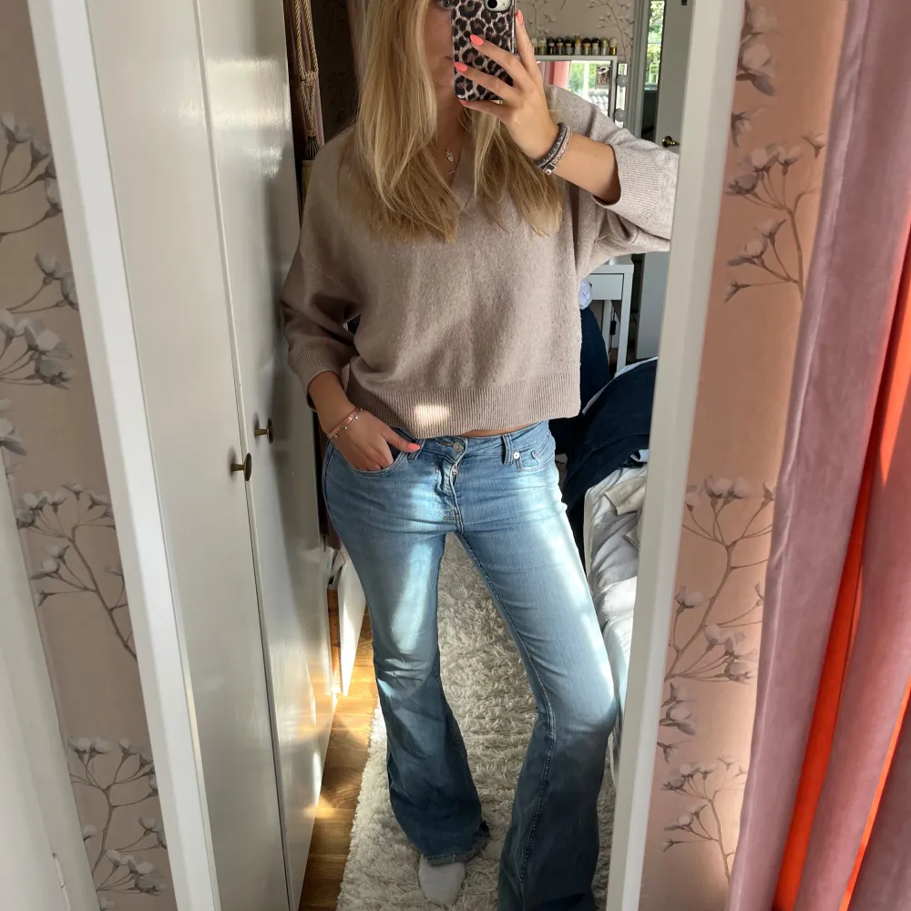 Snygga low waist bootcut jeans. Väl använda men tycker det gör de charmiga! Perfekt tvätt!❤️ Midjemått tvärs över: 34cm Innerbenslängd: 80 cm. Jeans & Byxor.