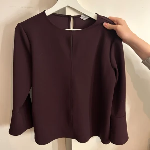 Lila blus - Lila blus med slit på bröstet från hm storlek s trekvarts arm
