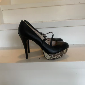 Pumps - Svarta pumps med ormmönster detaljer! Använd fåtal gånger! 