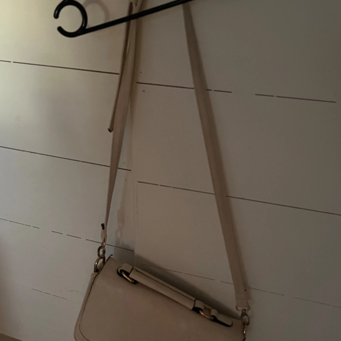 Beige axelväska med dragkedja