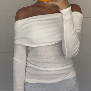 Of shoulder tröja  - Vit of-shoulder tröja som har använts en gång. Säljer den för att jag tycker den är lite obekväm att har på sig. Tröjan är i nyskick och i storlek S