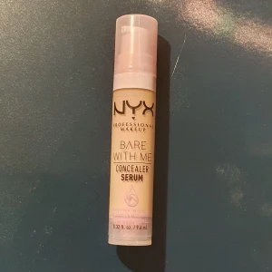 Consealer  - Säljer denna consealer då den inte passade min hudton. Den är i färgen vanilla (om du är osäker går det att söka upp). Den är helt ny och oöppnad. Skulle säga att den definitivt ser mörkare ut på min bild än vad den är i verkligheten💕 