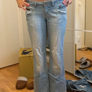 Assnygg bootcut jeans😍 - Innerbenslöngd-75cm midjemått-39cm☺️