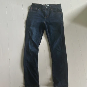 Levi's 512 Slim Taper Jeans - Säljer ett par snygga Levi's 512 Slim Taper jeans i mörkblå färg. Dom är som nya då dom knappt aldrig är andvända. Pris kan diskuteras. Hör av er för mer frågor MVH Frasse!