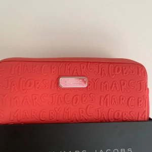 Marc Jacobs datorfodral  - Helt nytt nyskick datorfodral från Marc Jacobs. Fin rosa färg och inte så orange som bilderna 
