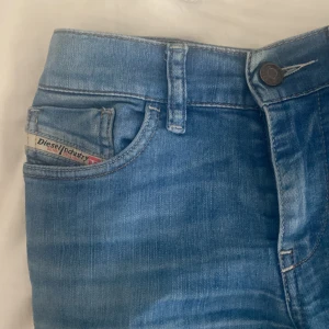 Unika Diesel jeans bootcut low  - As coola diesel jeans bootcut med flätade sidor  Passar storlek M men även s  Midjemått 80