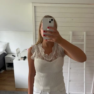 Spets Topp - Söt spets topp från Missäy, bra skick💕