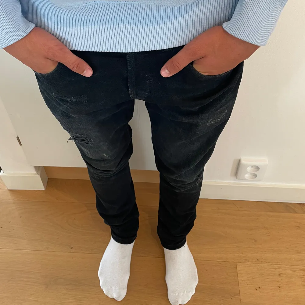 Ett par fräscha dondup jeans i modellen George! Färgen är mycket mörkblå med snygga slitningar. Storlek 31 men sitter lite större. Vid fler frågor, skriv gärna privat // AR. Jeans & Byxor.