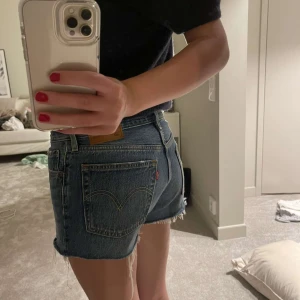 Blå jeansshorts Levis  - Säljer dessa skit snygga Levis shorts! 🌟🌟😊