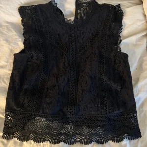 Blus  - Jätte fin blus från only som tyvärr ej kommer till användning❣️