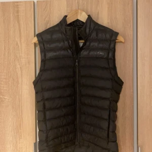 J.Linderberg väst - Säljer nu min svarta J.Lindeberg väst som är 10/10 inte minsta märke eller tecken på användning  Om det är nått ni undrar är de bara att skriva😁