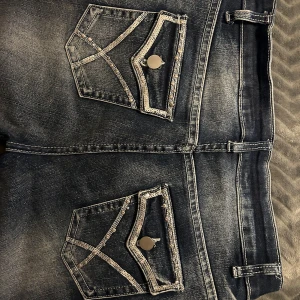 Mörkblå bootcut jeans med glitterfickor - Säljer ett par as snygga mörkblå bootcut jeans med coola glitter bakfickor. De är köpta här på plick och det står inget märke eller storlek i dom. Jag har S/34 på flesta byxor och skulle säga att dessa är något liknande. Skriv gärna om ni har frågor om mått osv!💗 
