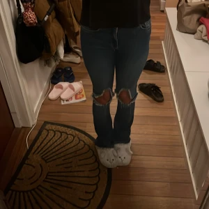 Super snygga jeans! - Super snygga low waist jeans från bikbok som jag har gjort hål i, säljs pga för lite användning!💕Waist xs och length 31, passar mig som brukar ha 32/34 vanligtvis i jeans.💕Bara att skriva vid funderingar eller prisförslag!