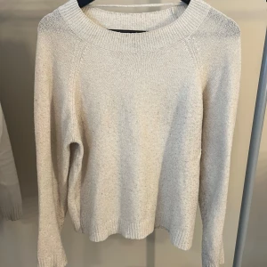 Stickad tröja  - Stickad tröja från Vero Moda. Välanvänd så mycket noppror förekommer därav priset.