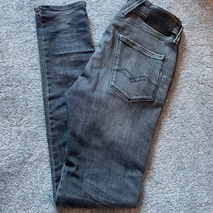 Replay Jeans  - Tja😄 Jag säljer nu ett par riktigt sjysta Replay Jeans i modellen Anbass. Längde på jeansen är 34 men de sitter som 32. Jeansen är i bra skick och jag säljer det för att jeansen inte riktigt passar mig. Hör av er vid funderingar😄🤩