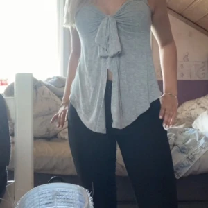 Gina top - Säljer denna fina top som inte kommer till användning! 💕 den är i bra skick och absolut inga skador 