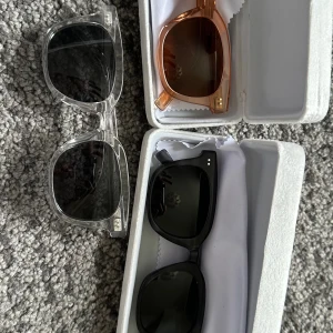 Montén solglasögon  - Säljer nu brosans montén solglasögon då de inte längre kommer till användning. Fodral medföljer, 200kr st eller alla för 500kr. Hör endast av dig om du är seriös, köparen står för frakten!