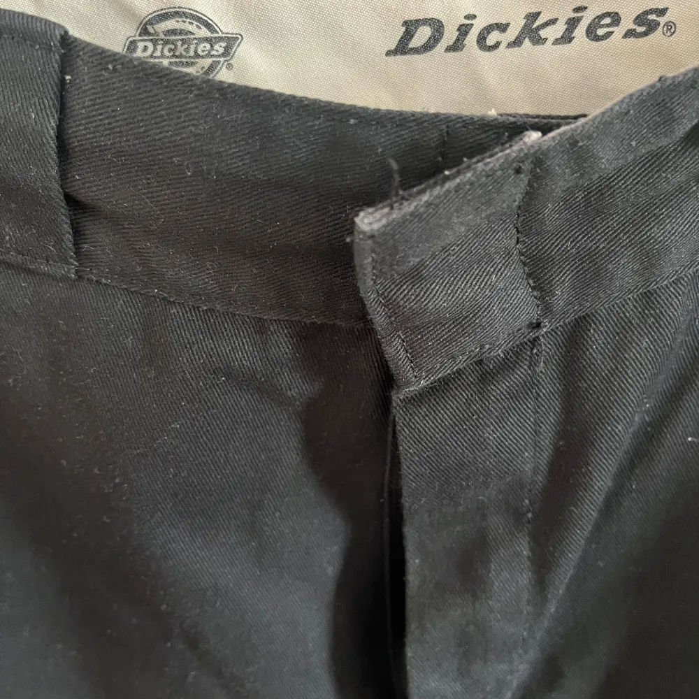 Säljer ett par svarta byxor från Dickies. De har rak passform. Perfekta för både vardag och lite mer uppklädda tillfällen. Byxorna har dragkedja och knapp framtill. Modellen heter elizaville! . Jeans & Byxor.