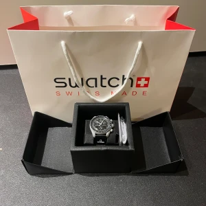 Omega X Swatch - Mission To The Moon - Hej! Säljer nu min mycket stilrena klocka pga den används för lite.  Som sagt lite använd och repfritt glas. Fungerar mycket fint och passar alla typer av handleder.  Vid frågor, hör av dig! :)  //Vilgot