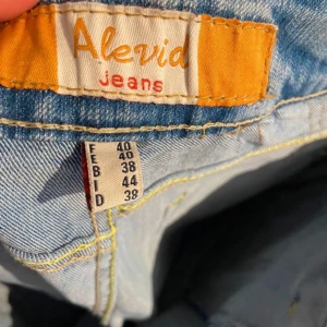 Ljusblåa jeans  - Mycket fina jeeans som jag nyligen köpte men dessa var för små. Jag är 175. Skulle passa någon som är kortare💕
