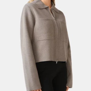 Cardigan från Åhléns  - Jätte fin beige cardigan från Åhléns. Den är använd få gånger och har inga defekter 🫶