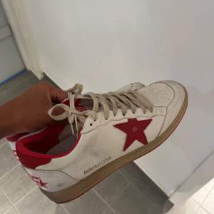 Yo! Säljer nu mina röda Golden goose ballstar skor i storlek 43. Dojorna är i fint skick utan några deffekter eller liknande. Köpta på Grailed dessvärre inget OG, men hör av dig vid övriga frågor eller funderingar.🙌