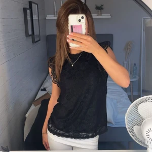 spetts topp - super söt spetts topp ifrån pieces, knappt använd, säljer en exakt lika dan i vit💕