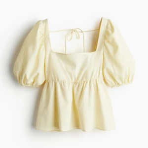 Gul blus med knytdetalj från H&M slutsåld - Jättefin blus från H&M i en ljusgul färg. Knytdetalj baktill, så går att justera passformen💗 Använd en gång, väldigt fint skick.