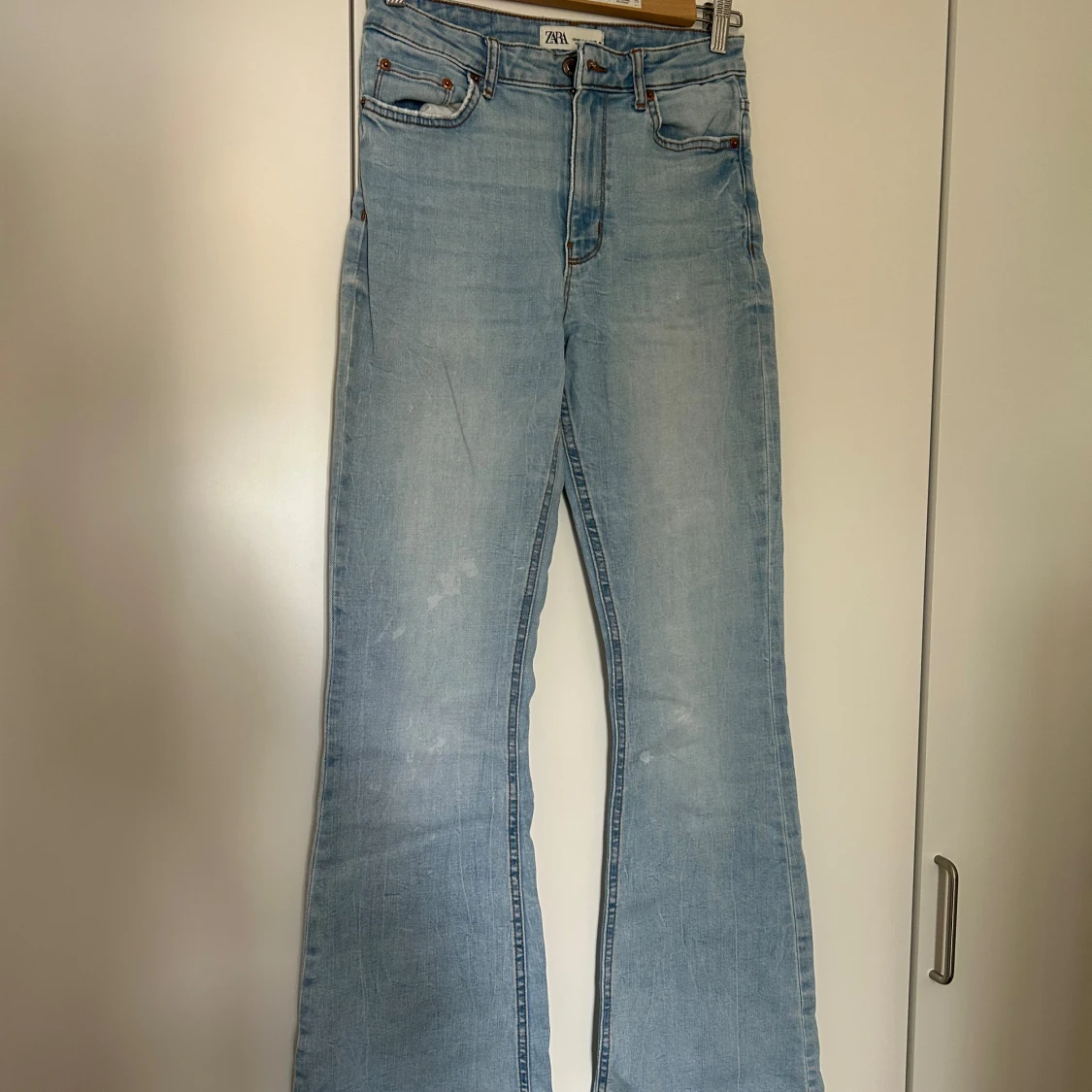 Ljusblå bootcut jeans från Zara