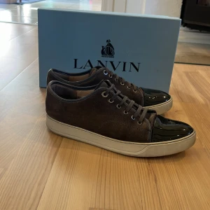 Lanvin - Tja! Säljer mina lanvins,ÖPPEN FÖR BYTEN🚨 Dem är sparsamt använda och färgen är en blandning mellan grå, grön, brun& svart! 🍻Skicket får ni avgöra själva, självklart medföljer box.⚡️ Uk 8 så passar 42-43. Vid mer frågor hör av er i dm⚡️