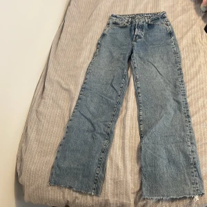 Högmidjade jeans  - Regular wide jeans ifrån bikbok, väl använda men i fint skick, se bilder. Side 27 Length 32 Passar mig bra som är 170