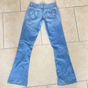 Lågmidjade bootcut jeans - Säljer att par skit snygga vintage lågmidjade bootcut jeans som är från märket DeCon💕 Aldrig använda då de inte riktigt passar mig, vid fler frågor skriv privat! Midjemått: 36cm rakt över  Innerbenslängd: 80cm