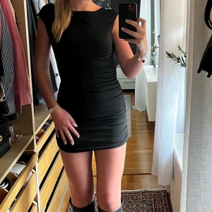 Kort klänning - Svart rygglös kortklänning