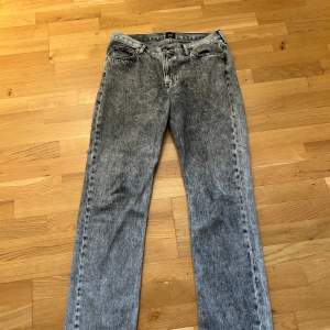 Säljer ett par Lee West jeans i storlek W33 L34 och är använda en gång. Jeansen är i bra skick. Nypris 1200