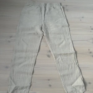 Linne byxor regular fit  - Linne byxor från h&m. Väldigt bra skick syns inte att den är använda. Använda under förra året men inte längre då dem inte passar mer. Hör av er vid funderingar!