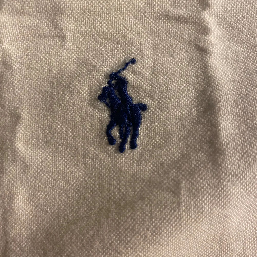 En helt ny Ralph Lauren skjorta som jag bara har haft i ca 2 veckor och använt 1 gång men tyvärr så var skjortan lite för stor. Jag har kvar taggen men den är avklippt. Nypris ligger runt ca 1500 kr.. Skjortor.