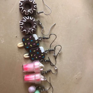 Örhängen - Olika fina mat-örhängen. Bla milkshake, glass och donuts. Rengöra innan köp. Alla för 20kr.