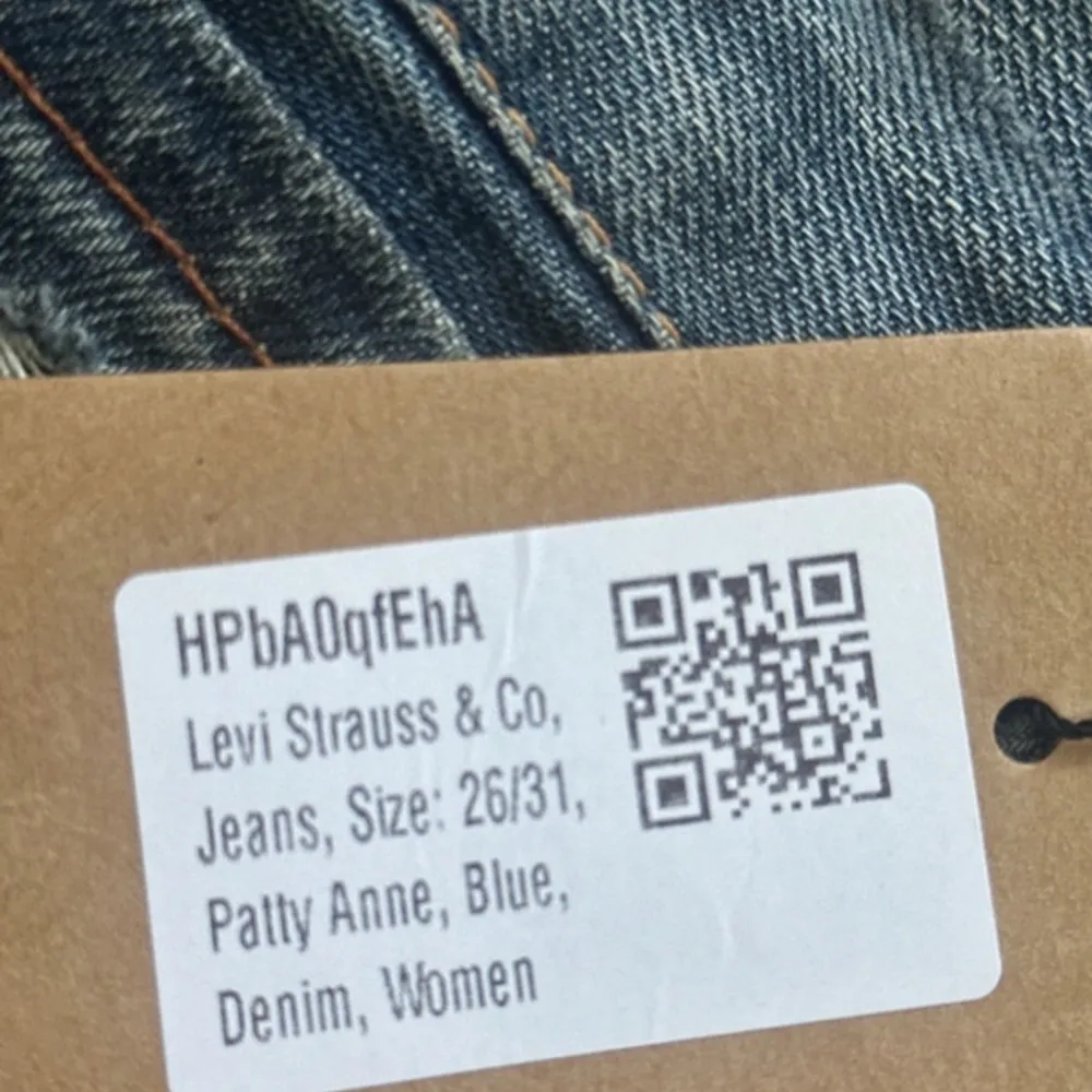 Säljer ett par snygga blå lågmidjade jeans från Levi's. De är i en klassisk straight fit och har en cool, sliten look med några små revor. Märket är Levi's, vilket garanterar bra kvalitet och hållbarhet. Passar perfekt till vardags!. Jeans & Byxor.