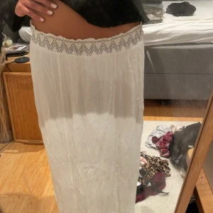 Vit maxikjol - Lång vit maxikjol i storlek M men passar S-L då den är stretchig ❤️ köpt i New York för 20$ så ungefär 250kr ❤️