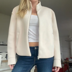 COS JACKA!! - Säljer denna superfina cos jacka då den inte kommer till användning!! Jackan har ett litet jack på axeln, men inget som man tänker på o går lätt att laga!🤍🤍