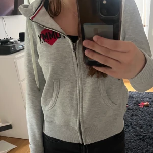 Tommy hilfiger hoddie  - Såå fin zip hoodie från Tommy hilfiger men köpt på sellpy💕 Sytt märke på bröstet. I bra skick, storlek xs. Skriv för fler frågor 💗