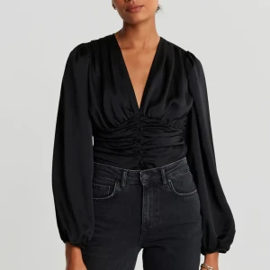 Svart top - Säljer denna svarta toppen från Gina Tricot. Är i gått skick utan några defekter. Storlek 38🖤