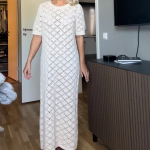 Stickad klänning - Säljer denna knappt använda klänning från Selected Femme.  Den är ändrat använd en gång! Nypris: 1100kr