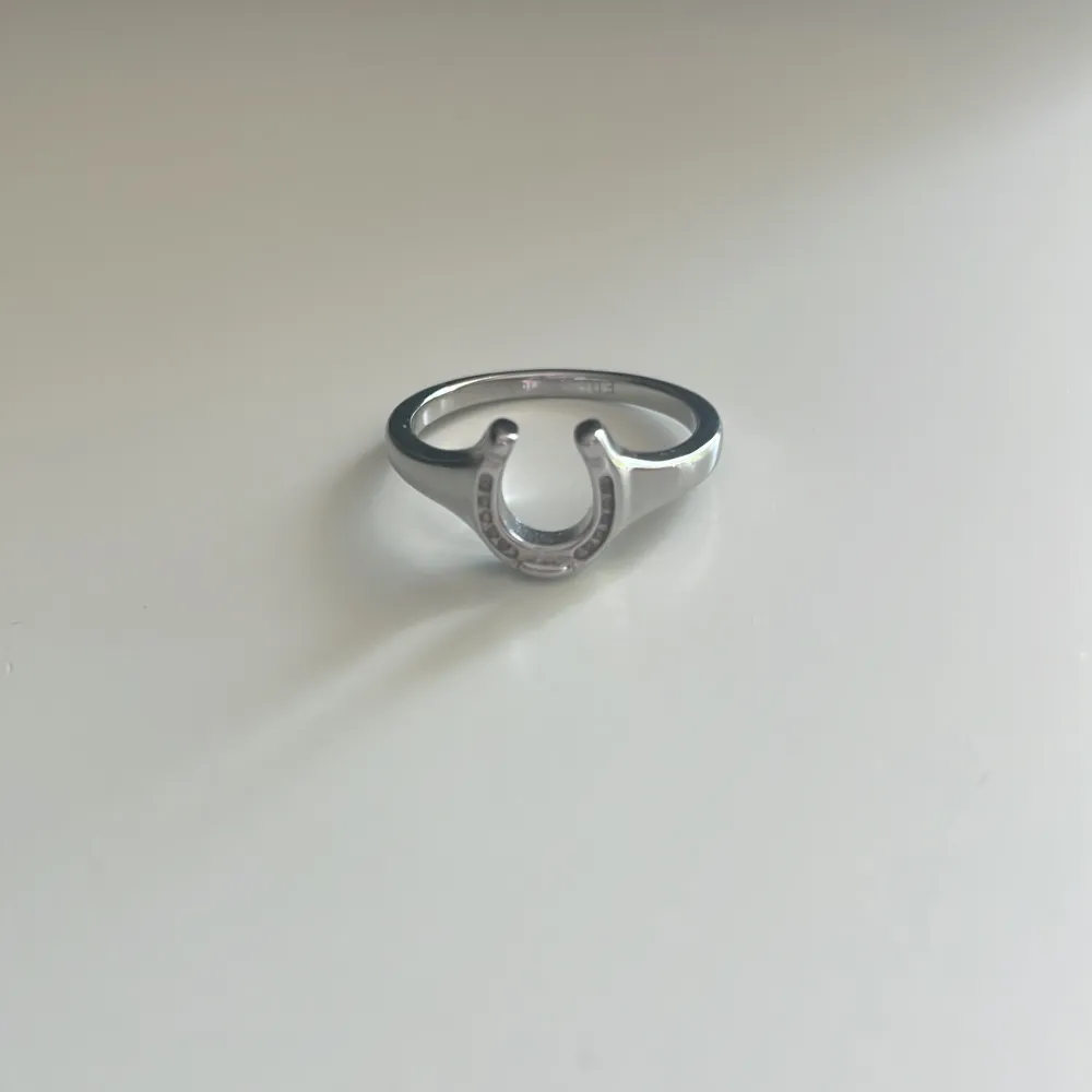 Fin ring från Edblad som tyvärr inte kommer till användning längre. Nypris: 399. Asusteet.